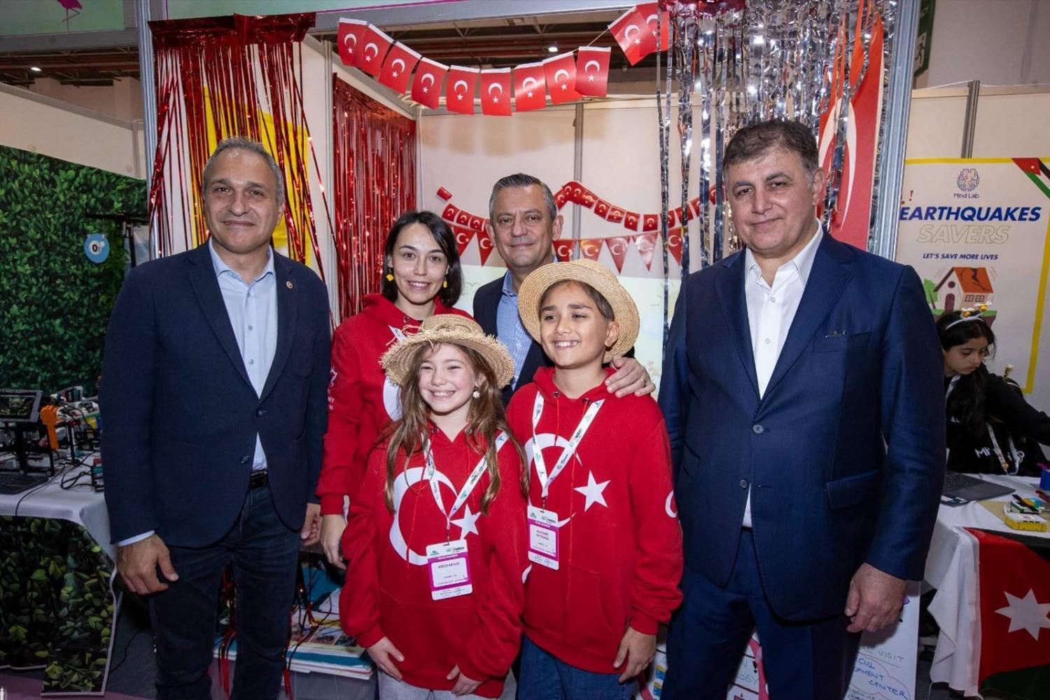Özgür Özel dünya çocuklarına Atatürk’ün sözleriyle seslendi: Yurtta barış, dünyada barış!